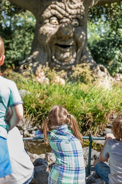 Ein alter Baum erzählt Kindern Legenden und Märchen. — Stockfoto