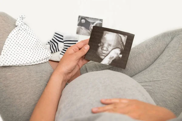 Mulher grávida segurando imagem de ultrassom 4D. Expectativa de uma criança — Fotografia de Stock