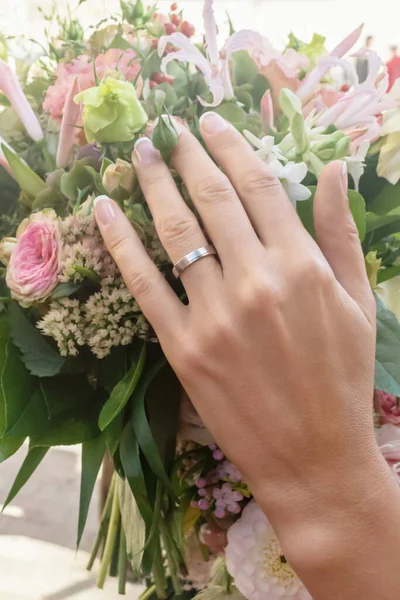 Mãos Anéis Buquê Casamento — Fotografia de Stock