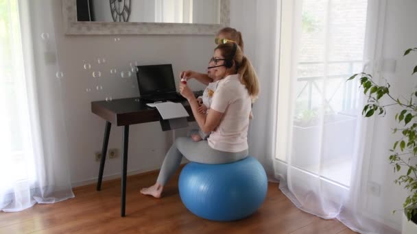 Matka Stejnou Dobu Pořádá Setkání Doma Fitness Plese Hraje Mýdlové — Stock video
