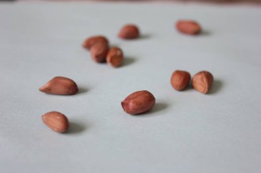 Bir parça kağıt üzerinde lezzetli fındıklar.