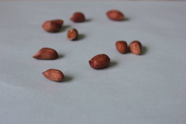 Bir parça kağıt üzerinde lezzetli fındıklar.