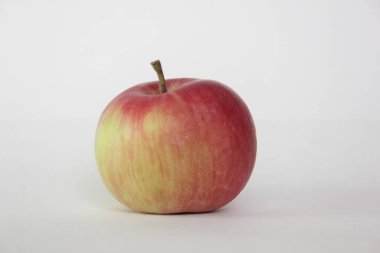 beyaz arkaplanda elma