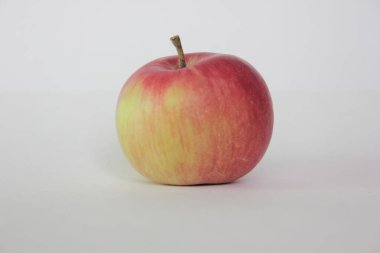 beyaz arkaplanda elma