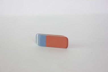 Beyaz arkaplanda güzel bir kırmızı silgi