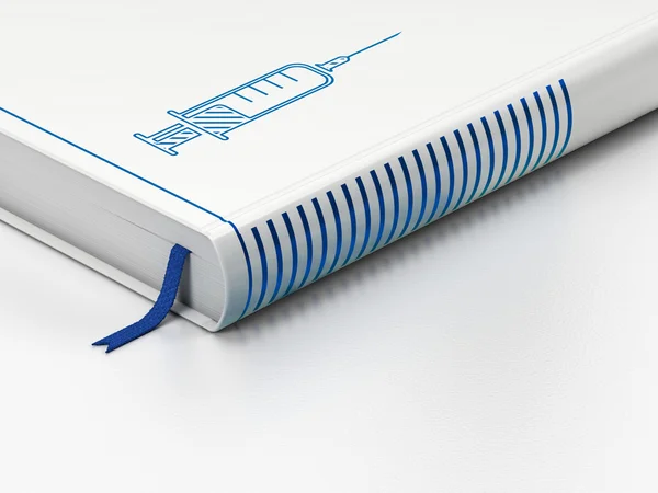 Concept de santé : livre fermé, seringue sur fond blanc — Photo