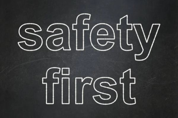 Concept de sécurité : Safety First sur fond de tableau — Photo