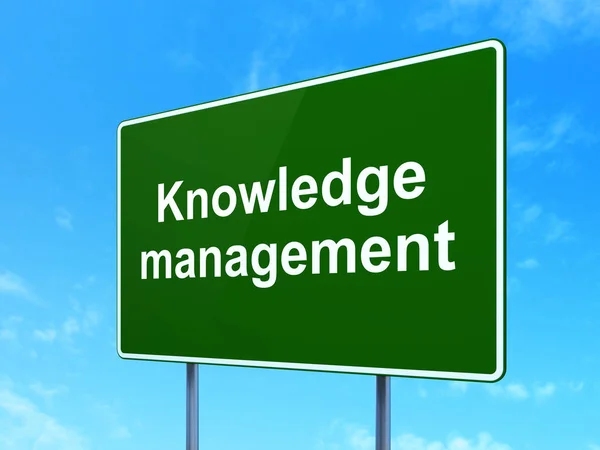 Conceito de aprendizagem: Knowledge Management on road sign background — Fotografia de Stock