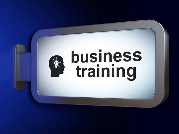 Концепция образования: бизнес-тренинг и голова с лампочкой на фоне рекламного щита — стоковое фото