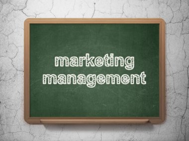 Pazarlama kavramı: Kara tahta arka plan üzerinde pazarlama yönetimi