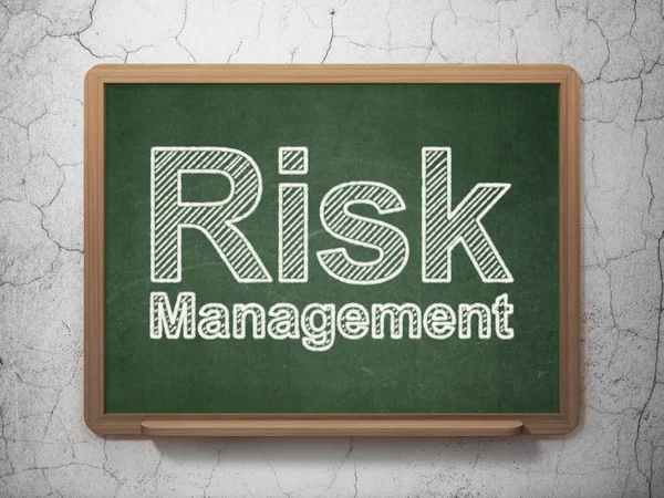 Koncepcja biznesowa: Zarządzanie ryzykiem na tle tablica — Zdjęcie stockowe