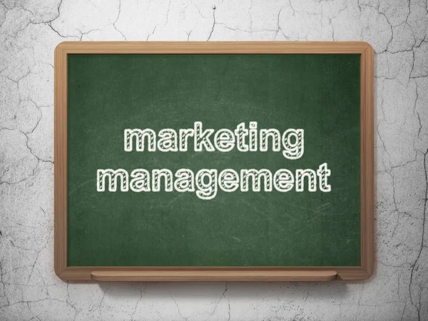 Pazarlama kavramı: Kara tahta arka plan üzerinde pazarlama yönetimi
