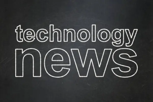 Концепція новин: технології Новини на фоні крейдяної дошки — стокове фото