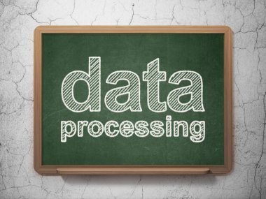 Veri kavramı: Kara tahta arka plan üzerinde veri işleme