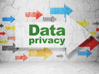 Emniyet konsepti: grunge duvar arka plan üzerinde veri gizliliği ile ok