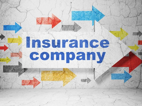 保険の概念: グランジ壁背景に保険会社と矢印 — ストック写真