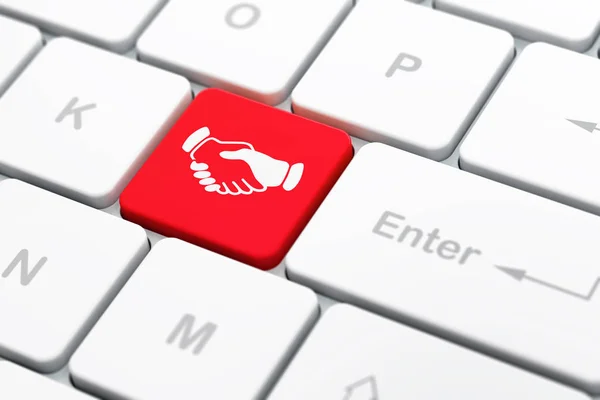 Концепция бизнеса: рукопожатие на фоне компьютерной клавиатуры — стоковое фото