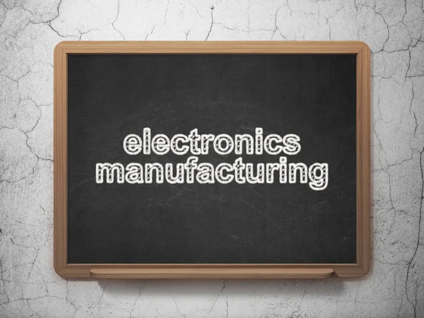 Manufacuring concept: elektronica productie op schoolbord achtergrond — Stockfoto