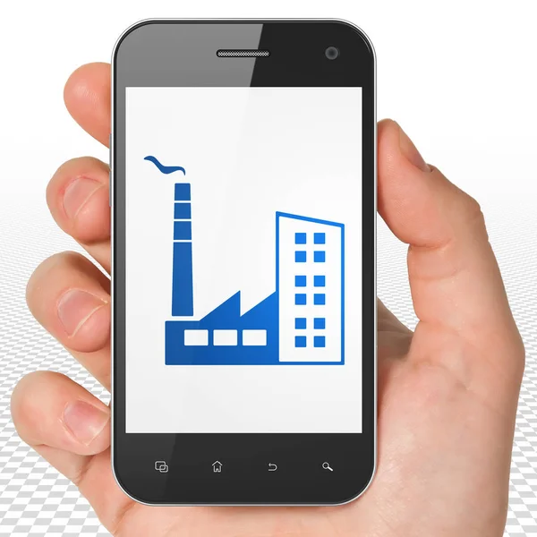 Financiën concept: Hand Holding Smartphone met industrie gebouw op display — Stockfoto