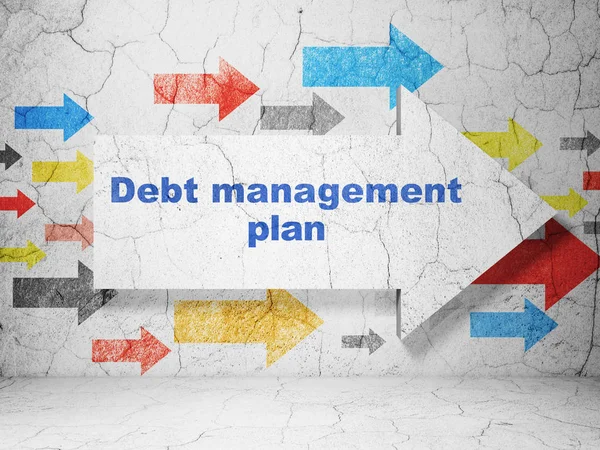 Finanční koncept: Šipka s plánu řízení dluhu na pozadí zeď grunge — Stock fotografie
