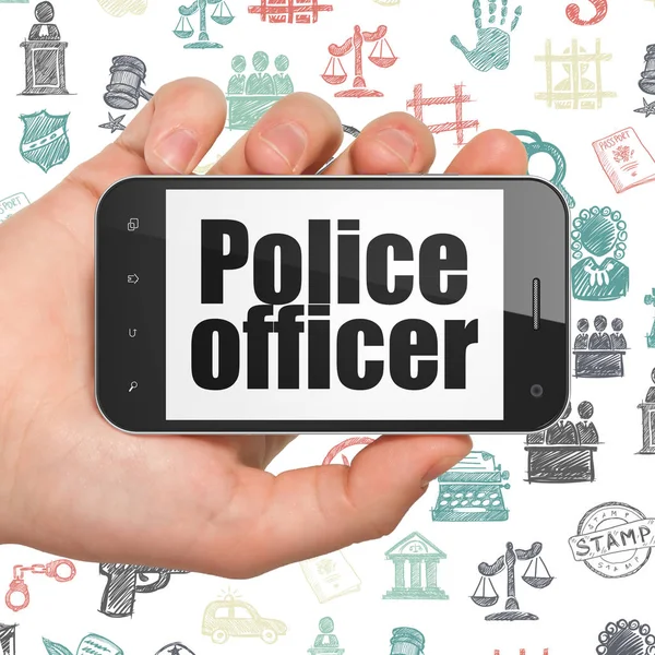 Понятие закона: Ручной смартфон с офицером полиции на выставке — стоковое фото