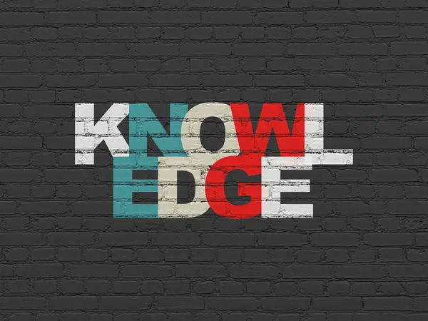 Lärande koncept: kunskap på vägg bakgrund — Stockfoto