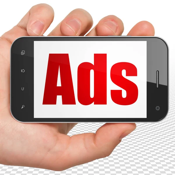 Reklam kavramı: el Smartphone ekran reklamları ile Holding — Stok fotoğraf