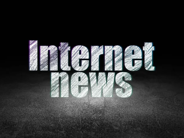 Концепция новостей: Интернет-новости в гранж-темной комнате — стоковое фото