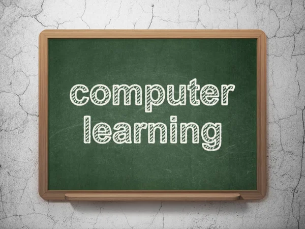 概念の学習: 黒板背景にコンピューター学習 — ストック写真