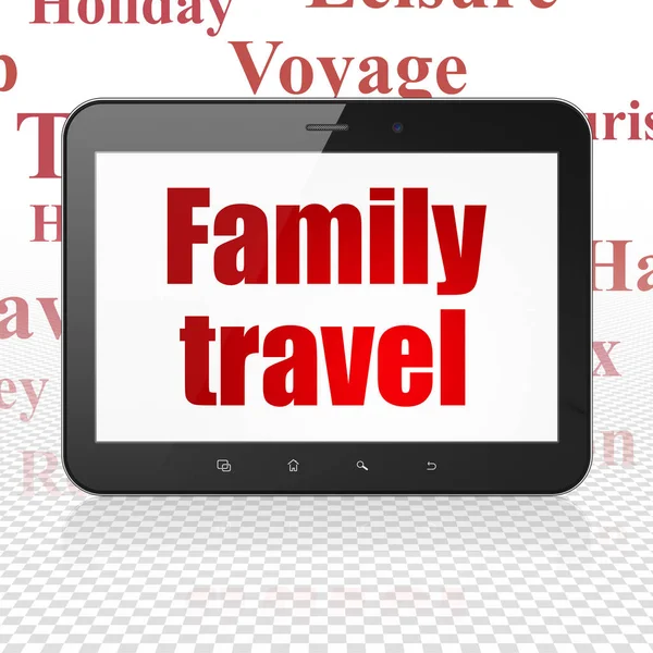 Концепція відпустки: планшетний комп'ютер з сімейними подорожами на дисплеї — стокове фото