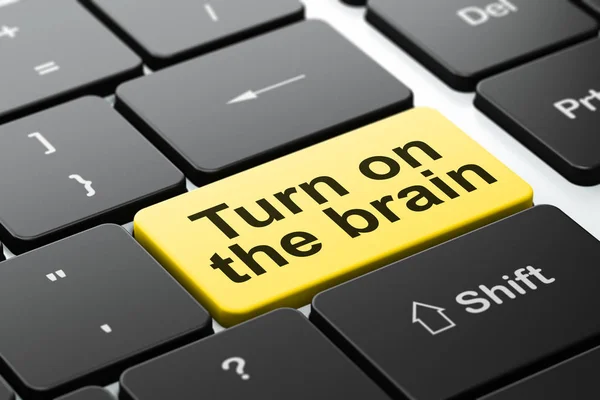 Concepto de aprendizaje: Activar el cerebro en el fondo del teclado del ordenador — Foto de Stock
