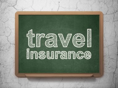 Sigorta kavramı: Kara tahta arka plan üzerinde seyahat sigortası