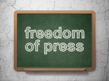 Politika kavramı: Kara tahta zemin üzerine basın özgürlüğü