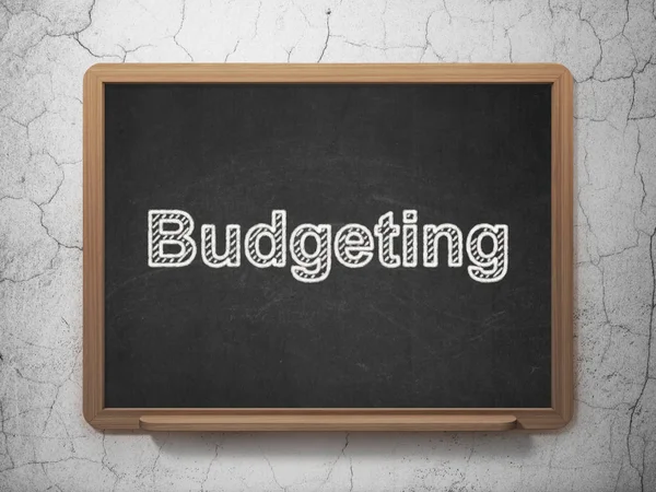 Affärsidé: budgetering på svarta tavlan bakgrund — Stockfoto