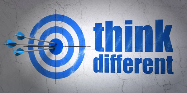 Concetto di apprendimento: target e Think Different su sfondo wall — Foto Stock