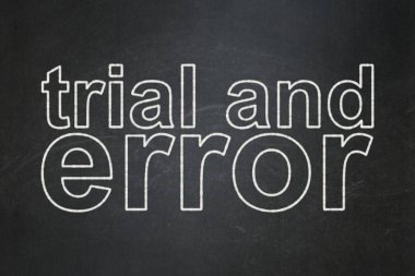 Bilim kavramı: deneme yanılma kara tahta arka plan üzerinde