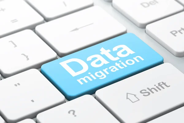 Concepto de datos: Migración de datos en el fondo del teclado del ordenador — Foto de Stock