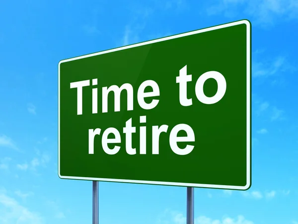 Tid koncept: tid att pensionera sig på road sign bakgrund — Stockfoto