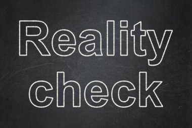 Ekonomi kavramı: Reality Check kara tahta arka plan üzerinde