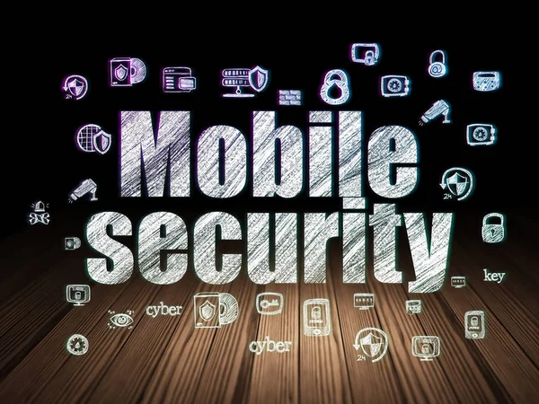 Skydd koncept: mobil säkerhet i grunge mörkt rum — Stockfoto