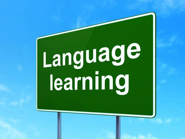 Conceito de aprendizagem: Aprendizagem da língua no fundo do sinal de estrada — Fotografia de Stock
