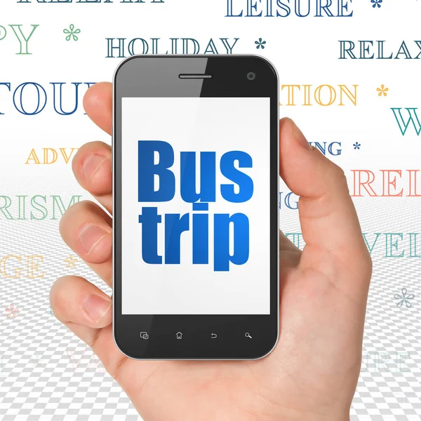 旅游概念︰ 手拿着智能手机与展出的公车之旅 — 图库照片