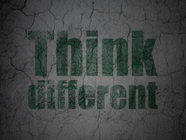 Kavram öğrenme: grunge duvar arka plan üzerinde farklı düşünüyorum