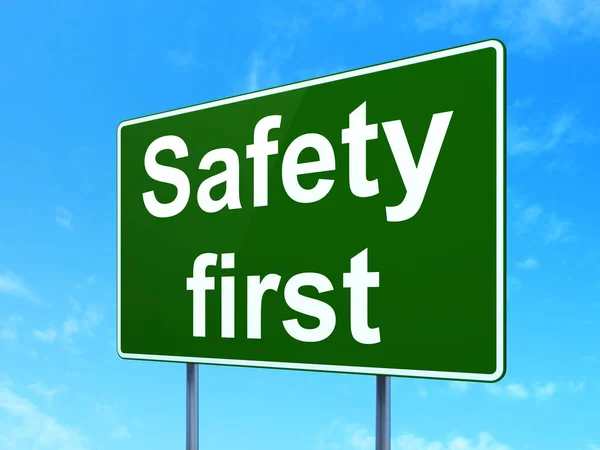 Conceito de proteção: Segurança Primeiro no fundo do sinal de estrada — Fotografia de Stock