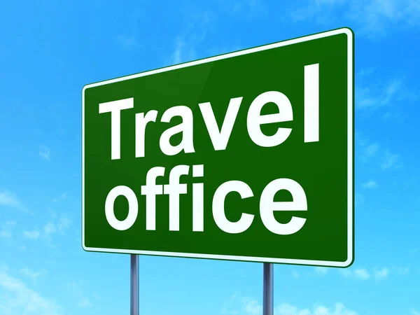 Концепция путешествий: Travel Office on road sign background — стоковое фото