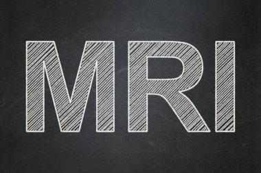 Tıp kavramı: MRG kara tahta arka plan üzerinde