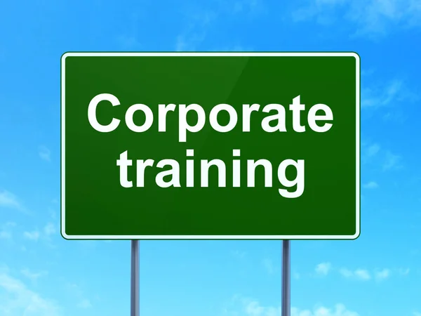 Conceito de estudo: treinamento corporativo sobre fundo de sinalização rodoviária — Fotografia de Stock