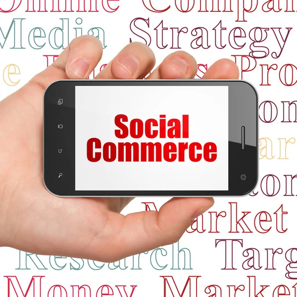 Concept marketing : Smartphone main tenant avec le commerce social sur l'écran — Photo