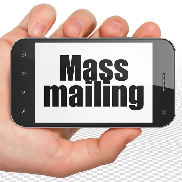 Werbekonzept: Handhaltendes Smartphone mit Massen-Mailing auf dem Display — Stockfoto