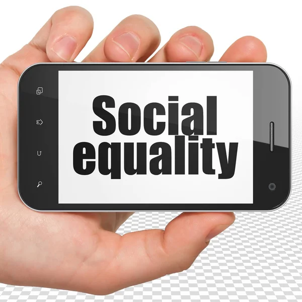 Politikai koncepció: kéz tartja Smartphone-val társadalmi egyenlőség, a kijelzőn — Stock Fotó